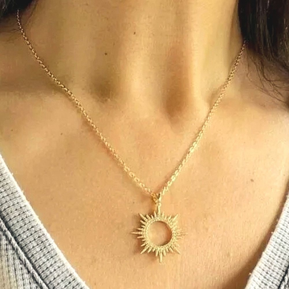 STUNNING SUNBURST PENDANT WITH SWAROVSKI CRYSTALS 14ktor Platinum/Rhodium Plated